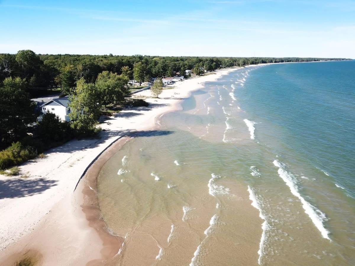 Beach Club Of Oscoda - The Lakeshore Cottage Exterior photo